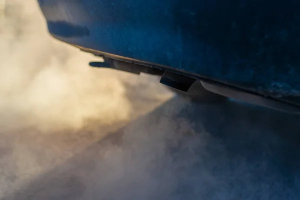 Spaliny Wychodzące Rury Wydechowej Samochodu Chmury Wylotowe Wychodzące Rury Wydechowej — Zdjęcie stockowe
