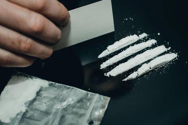 Závislák Sledování Cocaine Addicted Uživatele Drog Aby Linky Bílého Prášku — Stock fotografie
