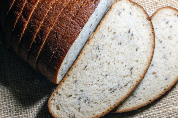 Ein Frisches Scheibenbrot Auf Der Beigen Leinwandleinwand Mit Mehl Nahaufnahme — Stockfoto