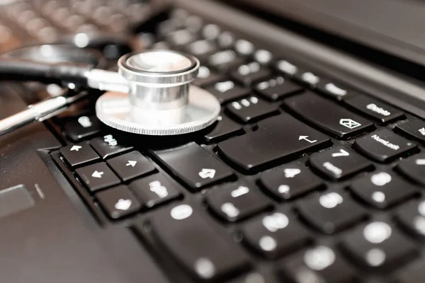 Arzt Arbeitsplatz Mit Stethoskop Und Laptop Hintergrund Der Medizintechnik Selektiver — Stockfoto
