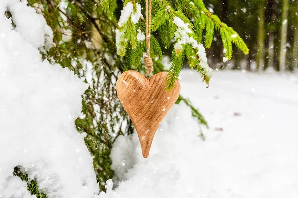 Drewniane Serce Sosna Gałąź Śniegu Zbliżenie Śnieżna Gałąź Lesie Symbol — Zdjęcie stockowe
