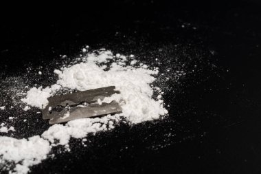 Razor Blade uyuşturucu tozunda yansıma siyah arka planda. Boşluğu kopyala.