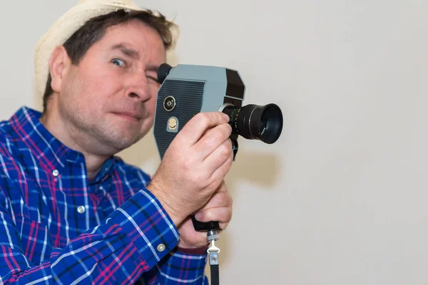 Grappige Belachelijke Man Met Vintage Bioscoop Camera Een Grijze Achtergrond — Stockfoto