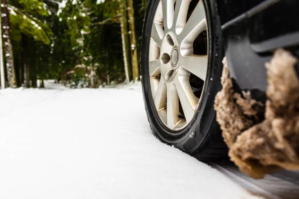 Opona Samochodowa Zimowej Drodze Wiejskiej Pokryta Śniegiem Korozją Lub Rdzą — Zdjęcie stockowe