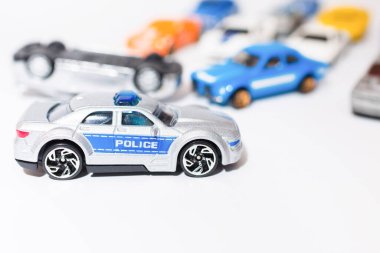 Minyatür oyuncak Scrooge Donald Duck gelir grafiği gibi bir para yığını üzerinde. Beyaz arkaplan.