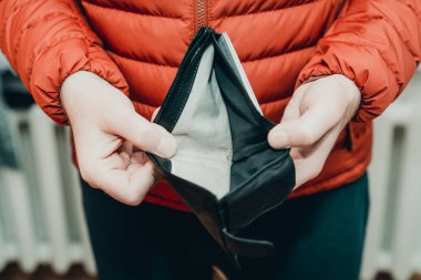 Minyatür oyuncak Scrooge Donald Duck gelir grafiği gibi bir para yığını üzerinde. Beyaz arkaplan.