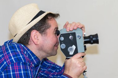 Minyatür oyuncak Scrooge Donald Duck gelir grafiği gibi bir para yığını üzerinde. Beyaz arkaplan.