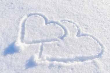 Taze karda çizilmiş iki kalp şekli.