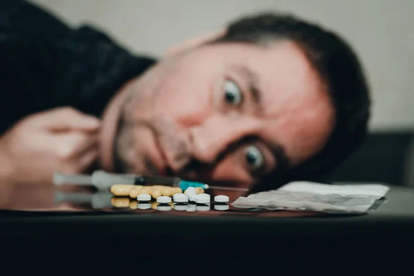 うつ病 クレイジーな目で薬物中毒 ドラッグユーザーは 薬物の異なる種類から依存して見て 薬の概念 トン選択的焦点 — ストック写真