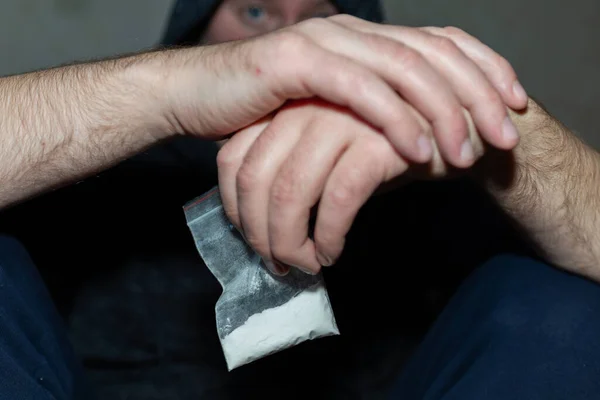 마약을 비닐봉지를 범죄자 플라스틱 마약으로 약물을 범죄자 클로즈업 선택적 — 스톡 사진