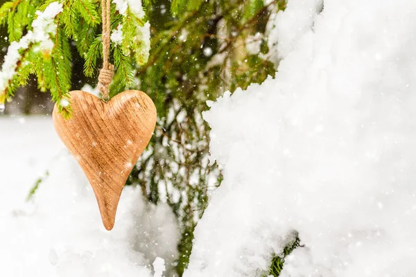 Drewniane Serce Sosna Gałąź Zimowym Śniegu Zbliżyć Śnieżna Gałąź Lesie — Zdjęcie stockowe
