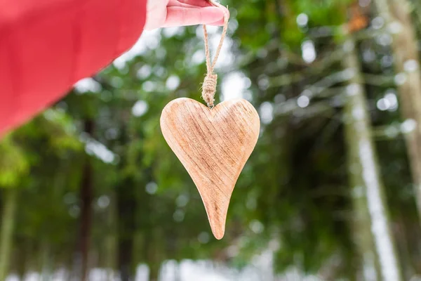 Muž Dlaň Drží Srdce Rozmazané Zimní Lesní Stromy Valentýna Koncept — Stock fotografie