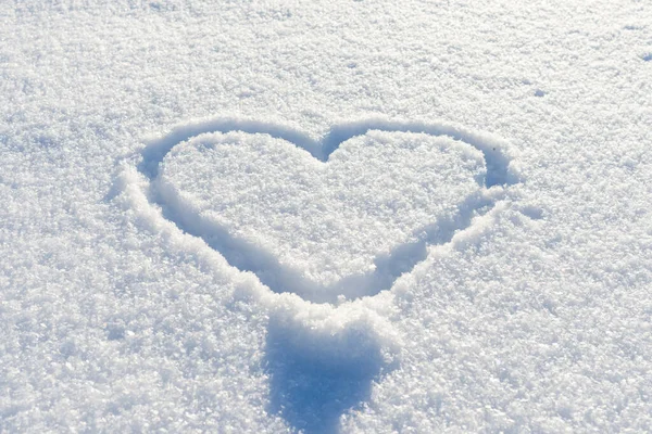 Kształt Serca Narysowany Jedną Ręką Świeżym Śniegu Widok Góry Zbliżenie — Zdjęcie stockowe