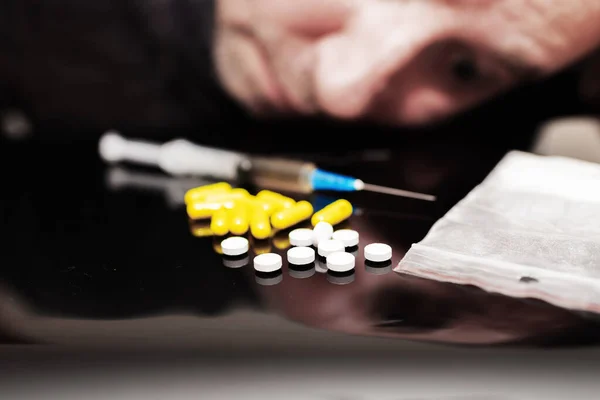 Ein Drogenabhängiger Neben Der Spritze Auf Dem Kokainpuderbeutel Und Tabletten — Stockfoto