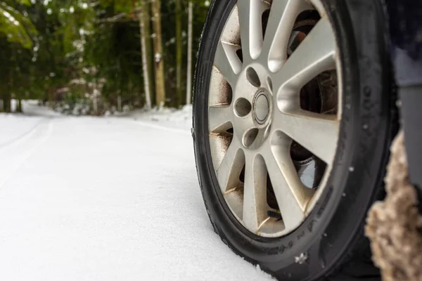 Opona Samochodowa Zimowej Drodze Wiejskiej Pokryta Śniegiem Korozją Lub Rdzą — Zdjęcie stockowe