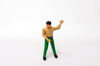 Minyatür oyuncak Scrooge Donald Duck gelir grafiği gibi bir para yığını üzerinde. Beyaz arkaplan.