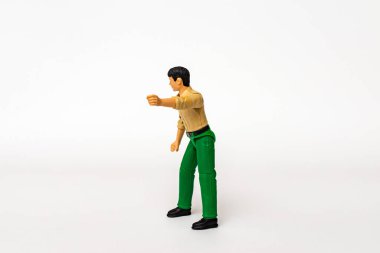 Minyatür oyuncak Scrooge Donald Duck gelir grafiği gibi bir para yığını üzerinde. Beyaz arkaplan.