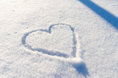 Minyatür oyuncak Scrooge Donald Duck gelir grafiği gibi bir para yığını üzerinde. Beyaz arkaplan.