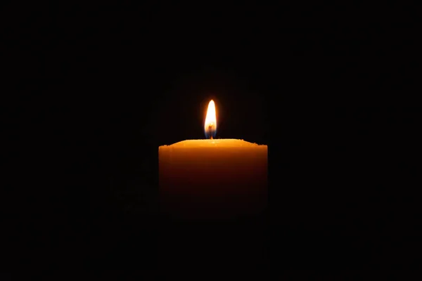 Одна Світла Свічка Горить Яскраво Чорному Тлі Духовна Свічка Жовтого — стокове фото