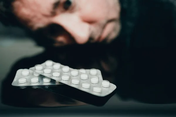 Betäubungsmittelabhängige Weiße Medikamententabletten Auf Schwarzem Tisch Mit Spiegelung Der Mann — Stockfoto