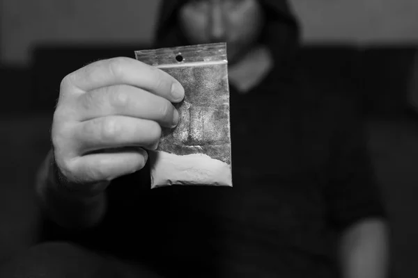 ドラッグで犯罪保持ビニール袋男はドラッグで透明なプラスチックジップロックバッグを保持しています 薬物と概念犯罪者 クローズアップ 選択的焦点 トーン — ストック写真