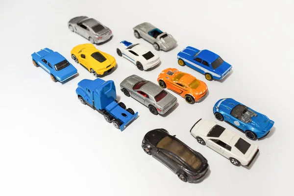 Πολύχρωμη Συλλογή Μικροσκοπικών Παιχνιδιών Αυτοκινήτων Στο Φως Φόντο Επιλεκτική Εστίαση — Φωτογραφία Αρχείου