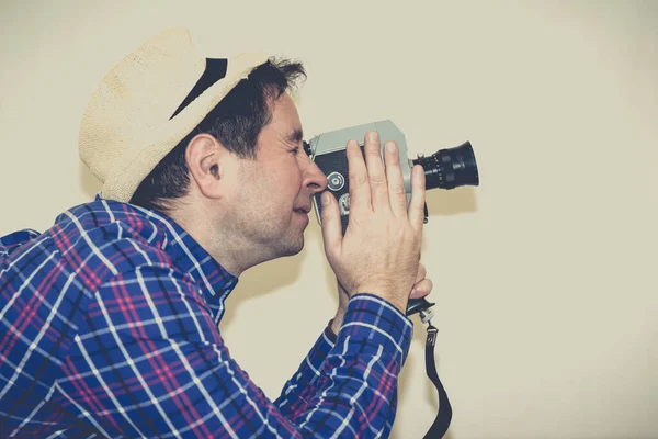 Película Vintage 8Mm Cámara Hombre Acción Disparo Fondo Estudio Gris — Foto de Stock