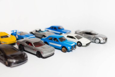 Yoldaki minyatür araba oyuncakları grubu. Beyaz arka planda birden fazla oyuncak araba içeren trafik sıkışıklığı kavramı. Kirlilik. Küresel ısınma, CO2 kavramı.