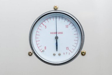 Vakum basınç göstergesi ayrıntıları. Psi ve kPa 'daki basınç ölçüm ölçer, vakum göstergesi manometresi, seçici odaklanma, yakın çekim..