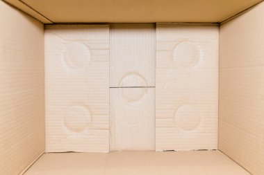 Boş karton kutu. Açık kahverengi karton kutunun altı, üst görünüm..