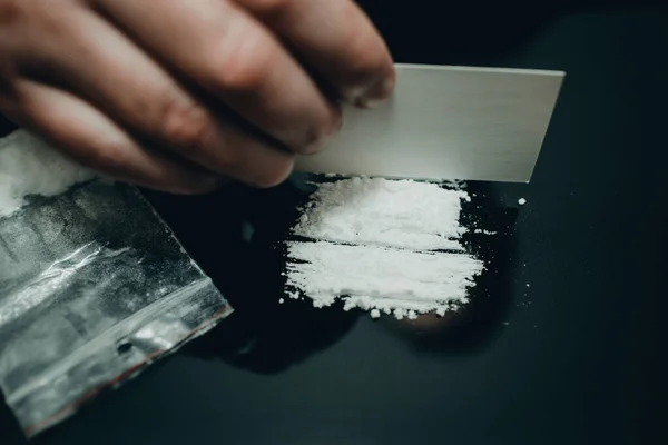 Závislák Sledování Cocaine Addicted Uživatele Drog Aby Linky Bílého Prášku — Stock fotografie