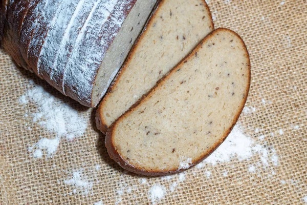 Een Vers Gesneden Brood Het Beige Linnen Doek Met Bloem — Stockfoto