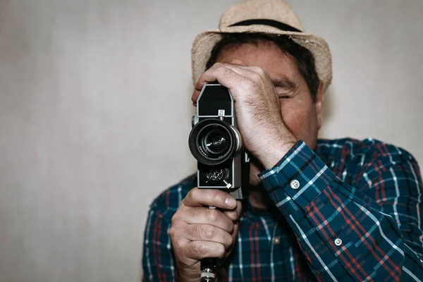 Muž Kameramanem Natočí Film Retro Kameru Muž Kostkovanou Košilí Natáčející — Stock fotografie