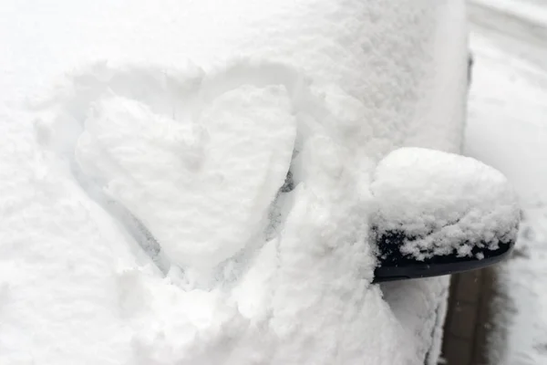 Serce Samochodu Serce Narysowane Przedniej Szybie Samochodu Pokryte Świeżym Śniegiem — Zdjęcie stockowe