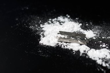 Razor Blade uyuşturucu tozunda yansıma siyah arka planda. Boşluğu kopyala.
