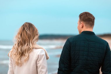 Genç çift bahar kumsalında birlikte vakit geçiriyorlar. Geçmişi bulanık, yakın plan..