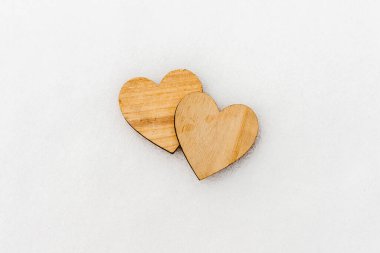 Karda iki tahta kalp, üst görüş, kopyalama alanı.