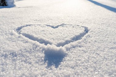 Bir el taze karda kalp şeklinde çizilmiş. Üst görünüm, yakın plan, boşluğu kopyala.