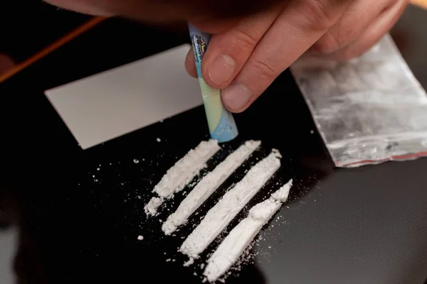Drugsverslaafde Drugsgebruik Man Die Drugs Neemt Snuivende Lijnen Van Cocaïne — Stockfoto