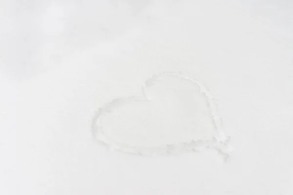 Jedno Tažené Srdce Sněhu Pohled Shora Selektivní Ostření Kopírovací Prostor — Stock fotografie
