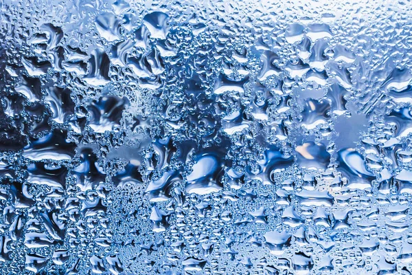 抽象的な青の背景 汚れたガラスに液体凍結した水はガラスに落ち 選択的な柔らかい焦点 スペースをコピー — ストック写真