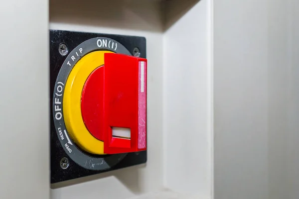 Κόκκινο Περιστροφικό Κουμπί Δύναμη Κοντά Στο Εργοστάσιο — Φωτογραφία Αρχείου