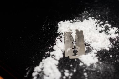 Razor Blade uyuşturucu tozunda yansıma siyah arka planda. Boşluğu kopyala.