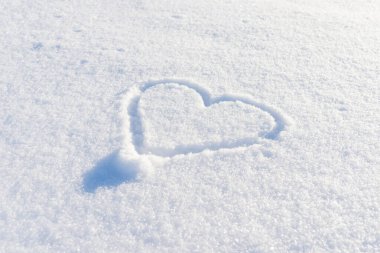 Bir el taze karda kalp şeklinde çizilmiş. Üst görünüm, yakın plan, boşluğu kopyala.