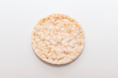 Beyaz Arkaplanda Pirinç Krakerleri. Yakın çekim, seçici odak, üst görüş, kopyalama alanı.