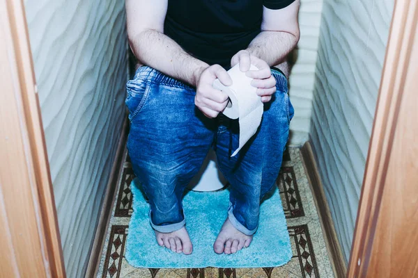 Homme Avec Diarrhée Assis Dans Les Toilettes Avec Rouleau Papier — Photo