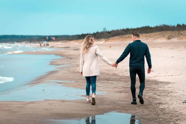 Genç çift bahar kumsalında birlikte vakit geçiriyorlar. Geçmişi bulanık, yakın plan..