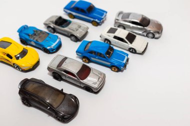Çevresel sorunlar co2.Renkli minyatür oyuncak araba koleksiyonu hafif arka plan seçici odaklı.