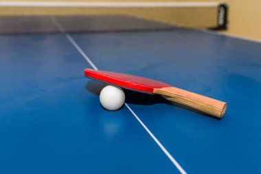 Dusty Paddle, tenis topu mavi masa tenisi masasına yakın. Mavi masa tenisi ya da ping pong. seçmeli odaklanma..