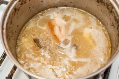 Bir parça et kaynatıyorum. Birader. Buhar tenceresinde domuz haşlama, seçici odaklanma. Yakın çekim..